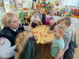 Сотрудники Госавтоинспекции продолжают учить детей быть "Яркими" Сотрудники Госавтоинспекции продолжают учить детей быть "Яркими".